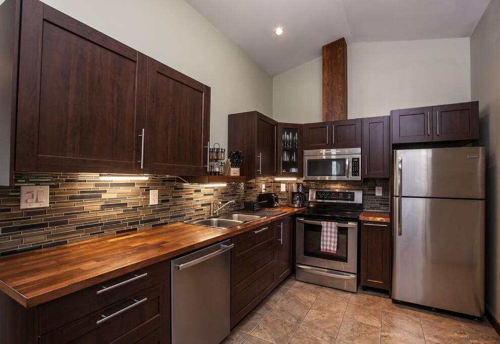 The Best 2 Bedrooms Suite In Revelstoke! Buitenkant foto
