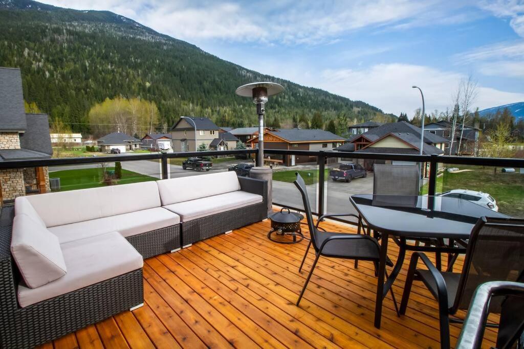 The Best 2 Bedrooms Suite In Revelstoke! Buitenkant foto