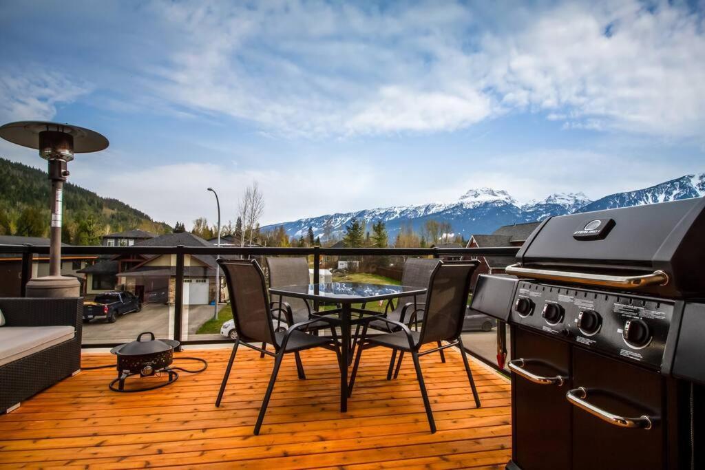 The Best 2 Bedrooms Suite In Revelstoke! Buitenkant foto