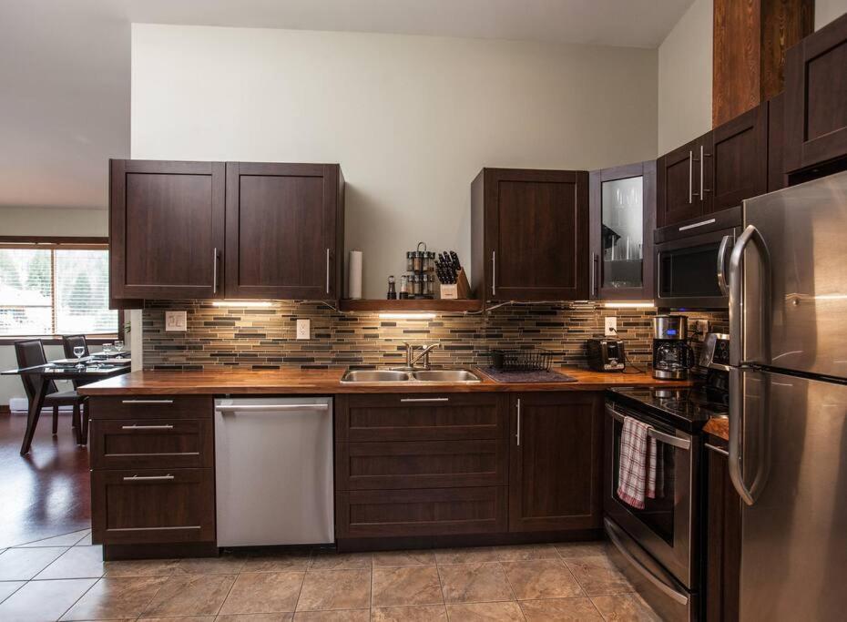The Best 2 Bedrooms Suite In Revelstoke! Buitenkant foto
