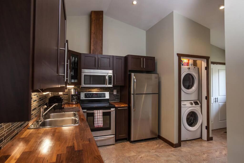 The Best 2 Bedrooms Suite In Revelstoke! Buitenkant foto