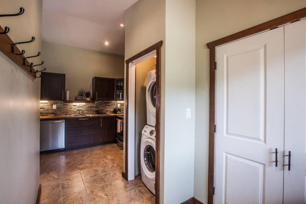 The Best 2 Bedrooms Suite In Revelstoke! Buitenkant foto
